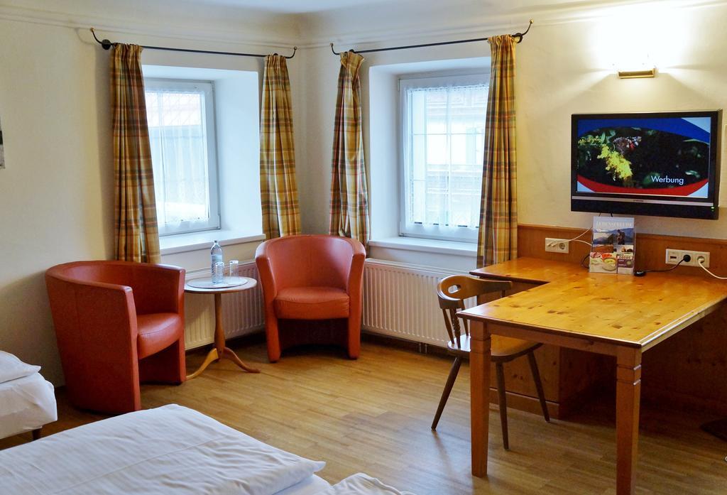 Gasthof Zur Strass Eugendorf Rum bild